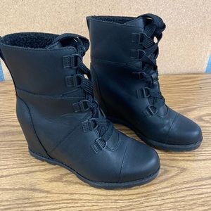 Black boots platform, model Katherine with fur inside ankle, lace up, size 8